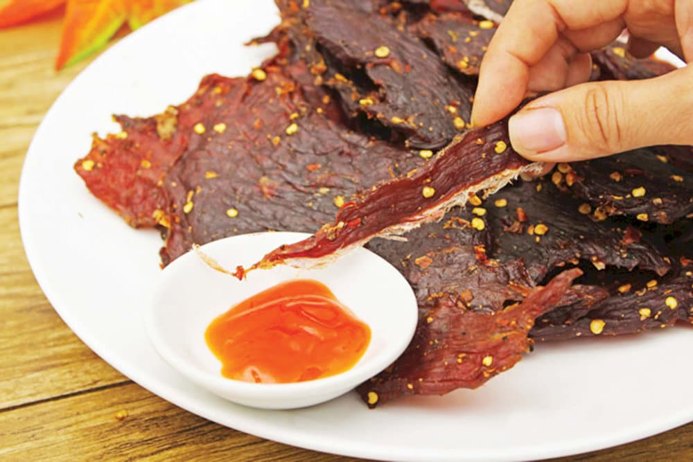 Thịt dê khô ướp tỏi dậy vị hơn khi ăn kèm tương ớt hoặc các nước chấm gia vị khác
